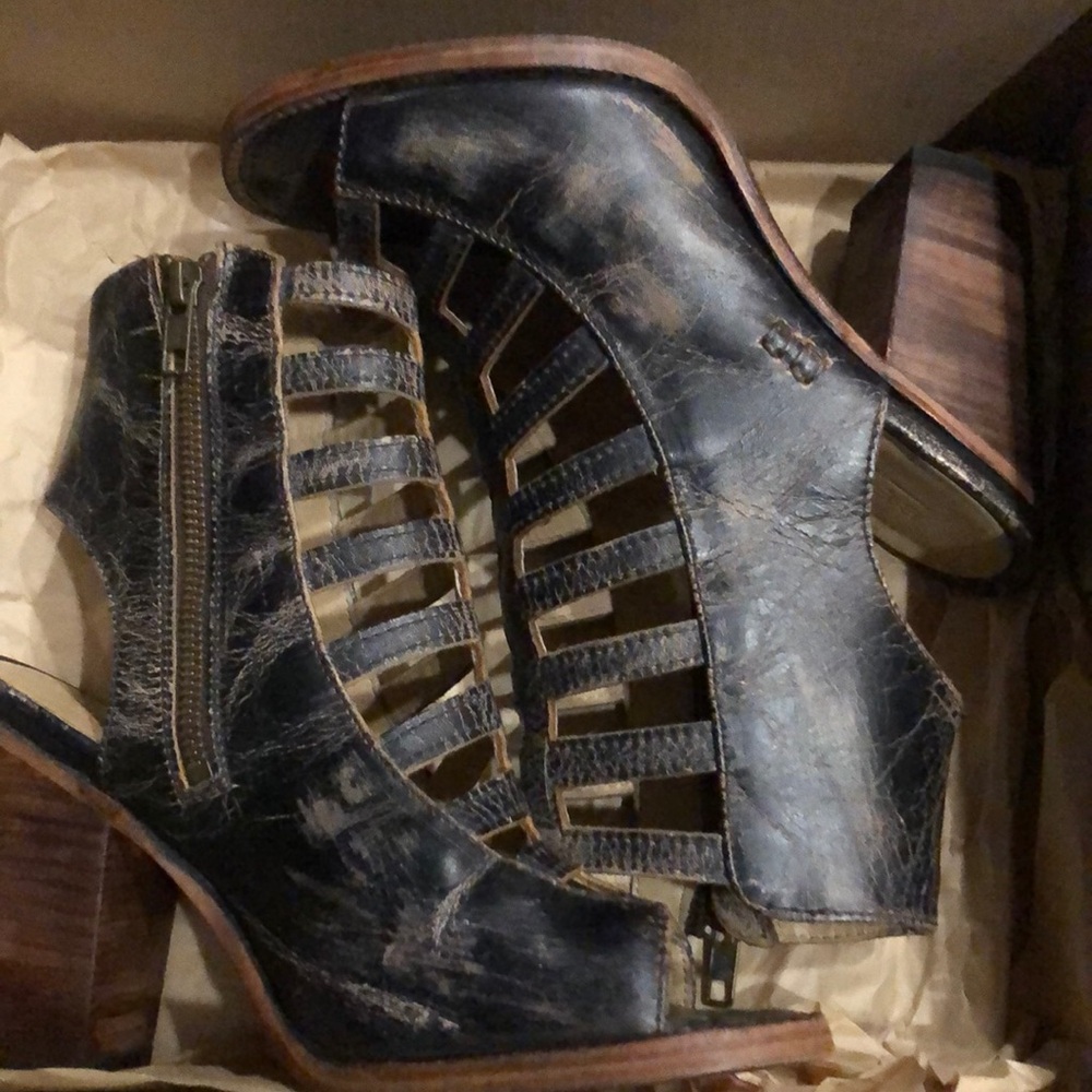 Bedstu women’s leather sandal size  8.5 new in box. Occam P style.
